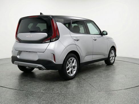 Used 2025 Kia Soul LX w/ LX Technology Package FWD image 9