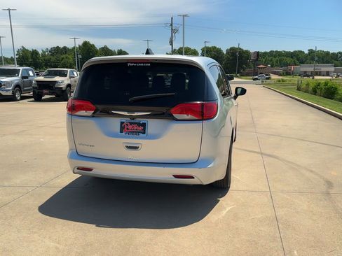 Used 2023 Chrysler Voyager LX image 7