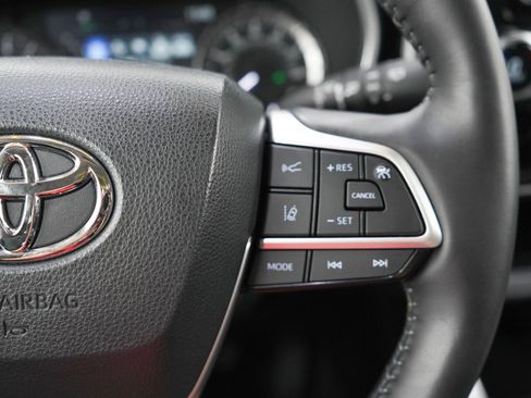 Used 2024 Toyota Highlander XLE AWD/4WD image 26
