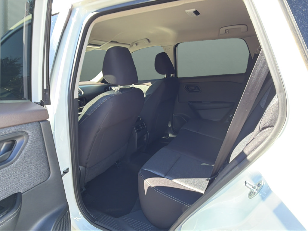 Used 2021 Nissan Rogue S FWD image 11