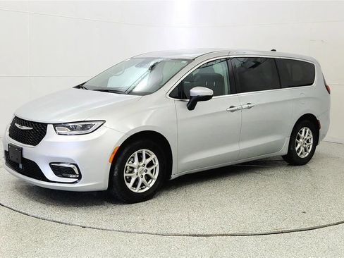 Used 2023 Chrysler Pacifica Touring-L FWD image 3