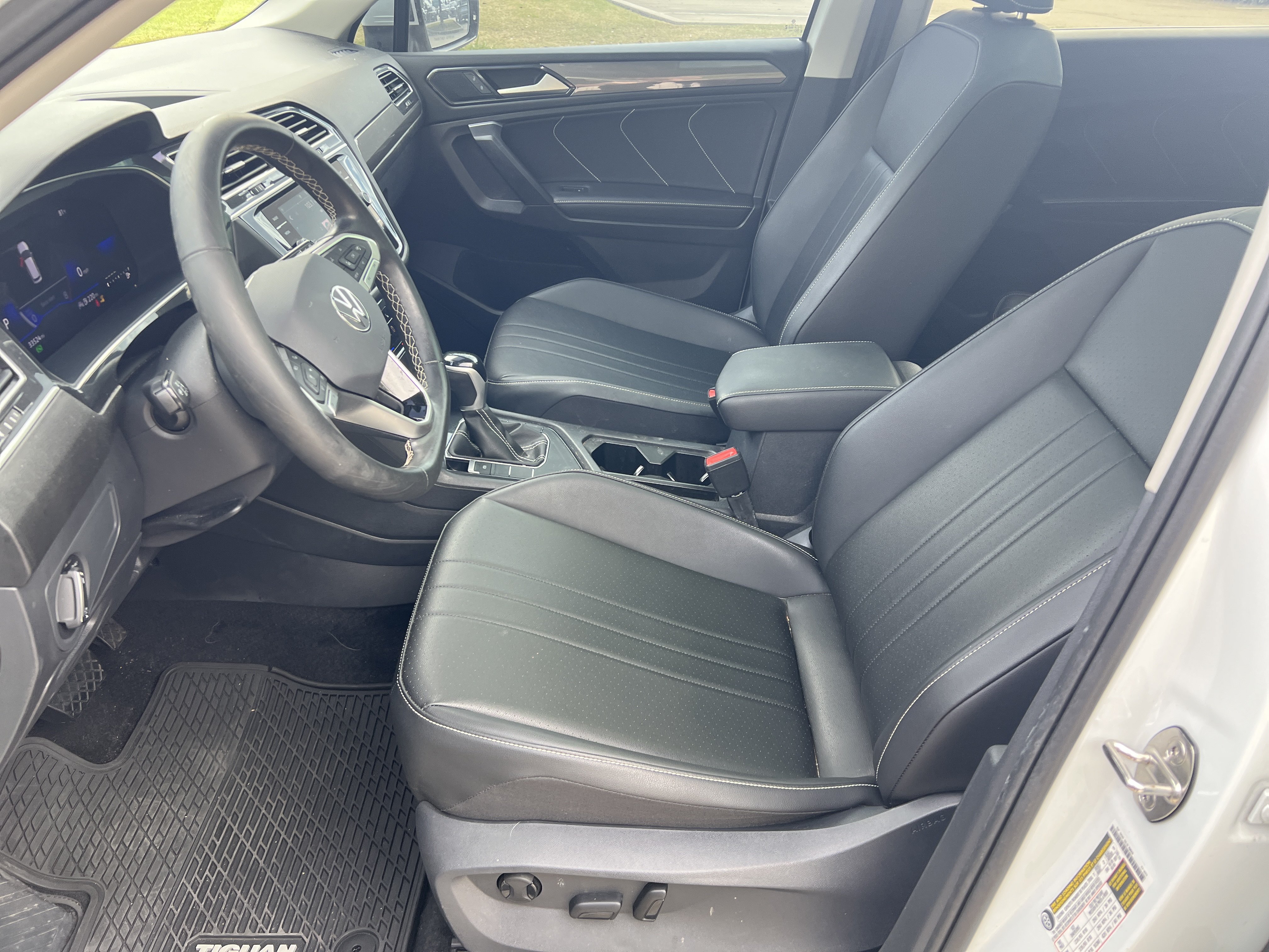 Used 2023 Volkswagen Tiguan SE w/ Panoramic Sunroof Package FWD image 12