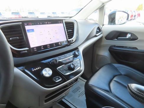 Used 2024 Chrysler Pacifica Touring-L image 36