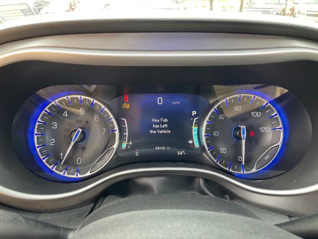 Used 2021 Chrysler Pacifica Touring-L FWD image 25