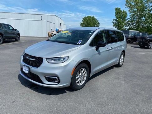 Used 2024 Chrysler Pacifica Touring-L FWD image 1