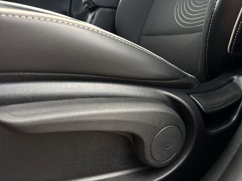 Used 2022 Hyundai Venue Limited image 13
