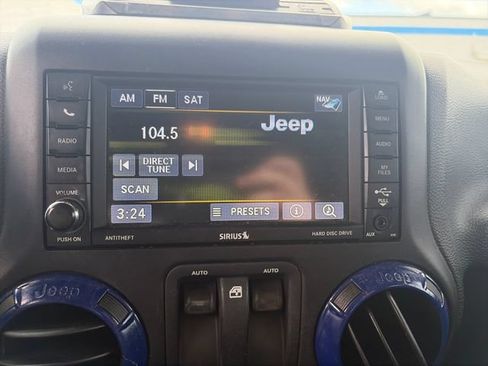 Used 2017 Jeep Wrangler Sahara w/ Connectivity Group AWD/4WD image 17