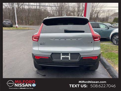 Used 2025 Volvo XC40 B5 Plus AWD/4WD image 4