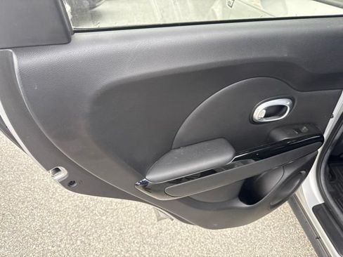 Used 2014 Kia Soul ! FWD image 14