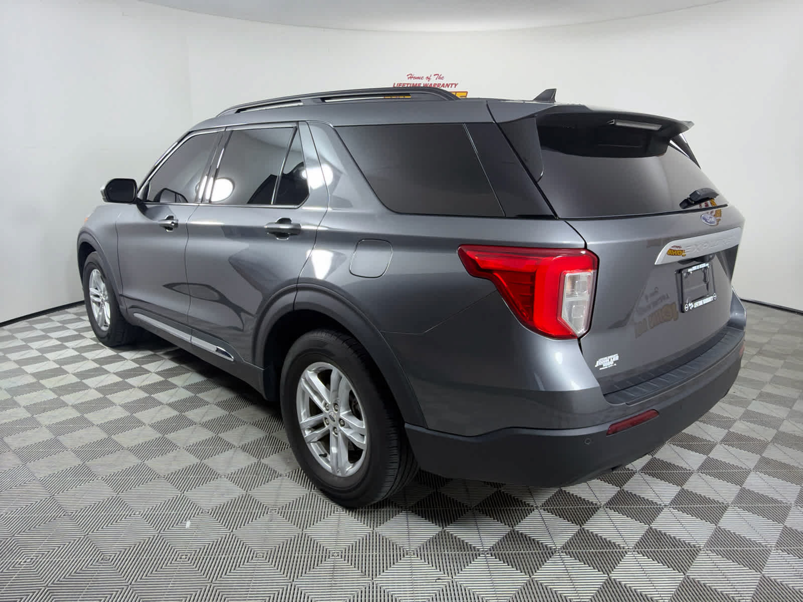 Used 2024 Ford Explorer XLT RWD image 3