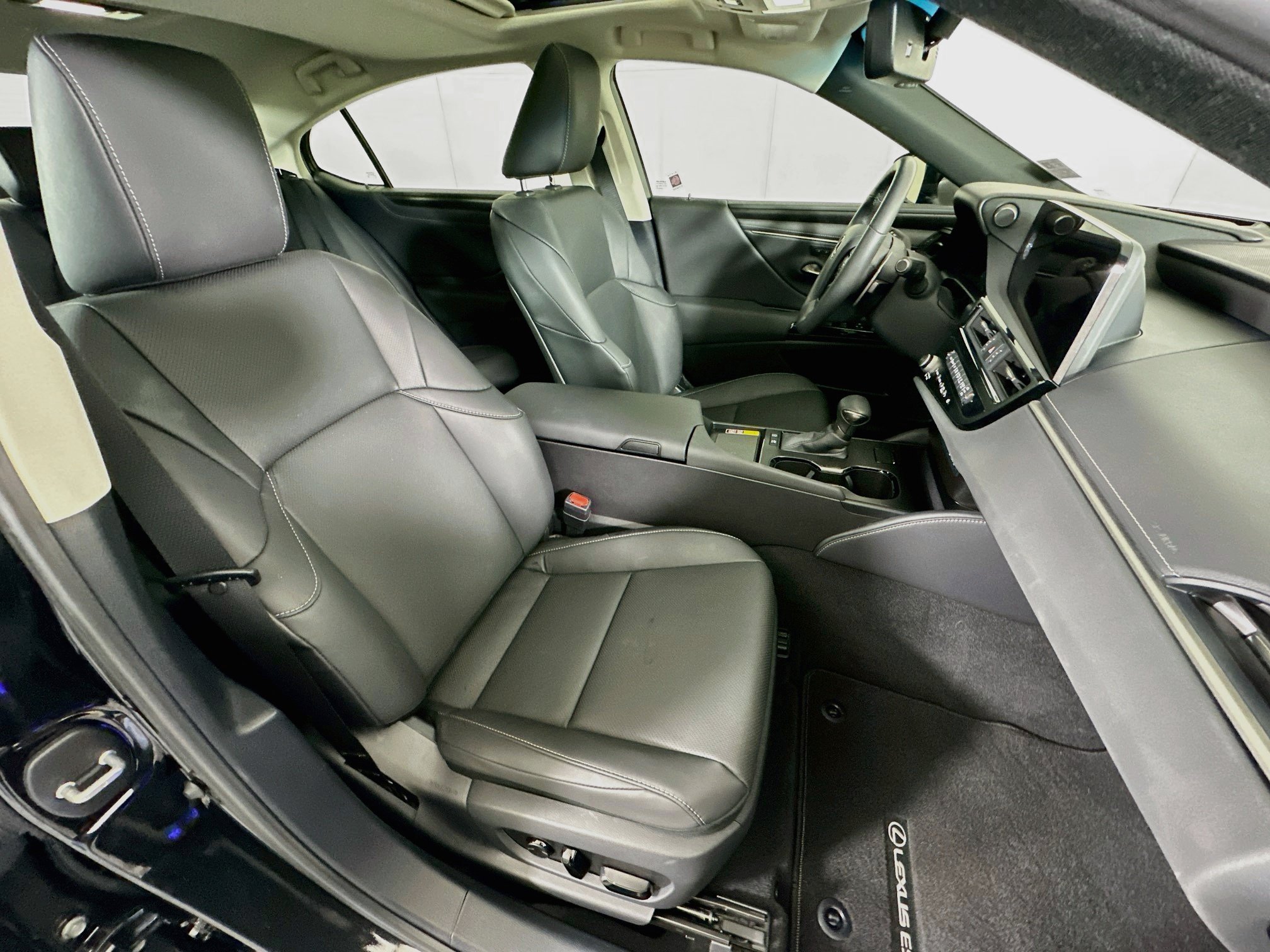Used 2024 Lexus ES 300h w/ Premium Package FWD image 33