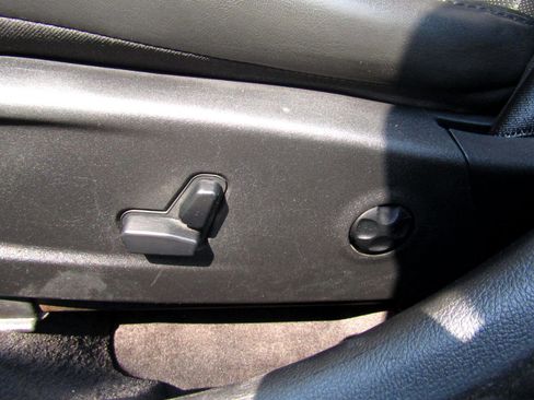 Used 2017 Chrysler 300 C Platinum image 12