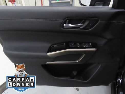 Used 2025 Nissan Pathfinder Platinum image 9