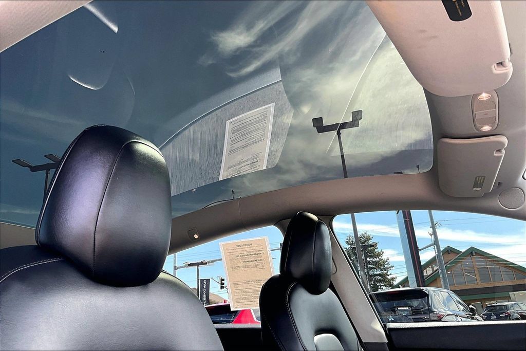 Used 2022 Tesla Model Y Long Range AWD/4WD image 22
