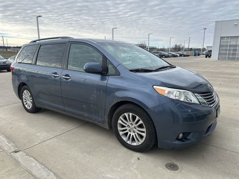 Used 2015 Toyota Sienna XLE image 4