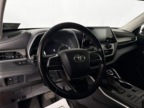 Used 2020 Toyota Highlander XLE AWD/4WD image 9