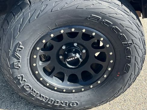 Used 2019 Toyota Tacoma TRD Off-Road w/ TRD Premium Off Road Package AWD/4WD image 15