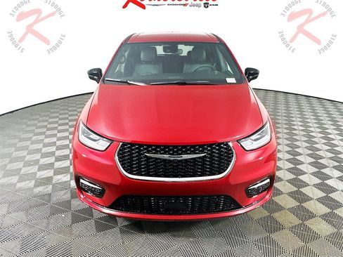 New 2025 Chrysler Pacifica Select w/ Uconnect Theater Family Group image 2