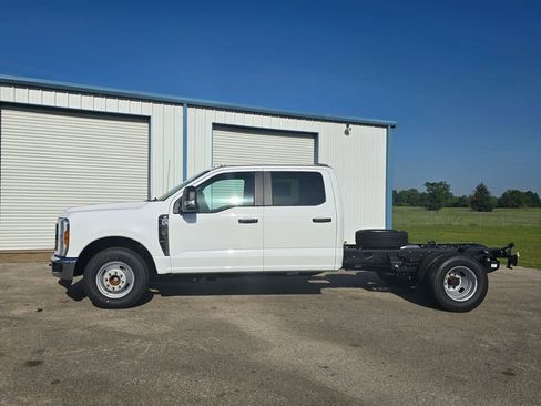 New 2026 Ford F350 XL w/ XL Chrome Package RWD image 2