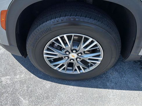 Used 2025 Chevrolet Traverse LT FWD image 38