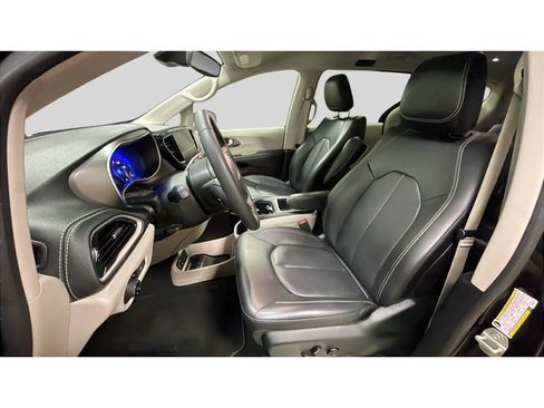 Used 2023 Chrysler Pacifica Touring-L image 11