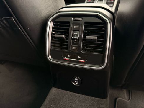 Used 2022 Porsche Macan image 32