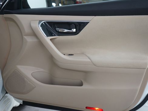 Used 2014 Nissan Altima 2.5 SV w/ Convenience Package image 9