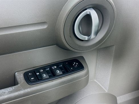 Used 2008 Dodge Nitro SXT RWD image 15