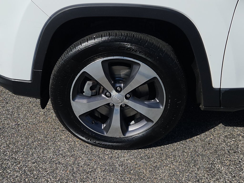 Used 2019 Jeep Cherokee Limited AWD/4WD image 7