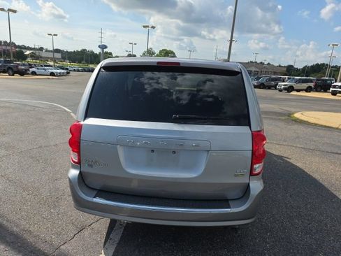 Used 2017 Dodge Grand Caravan SXT FWD image 4