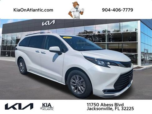 Used 2024 Toyota Sienna XLE FWD image 1