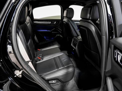 Used 2023 Porsche Cayenne Platinum Edition image 32