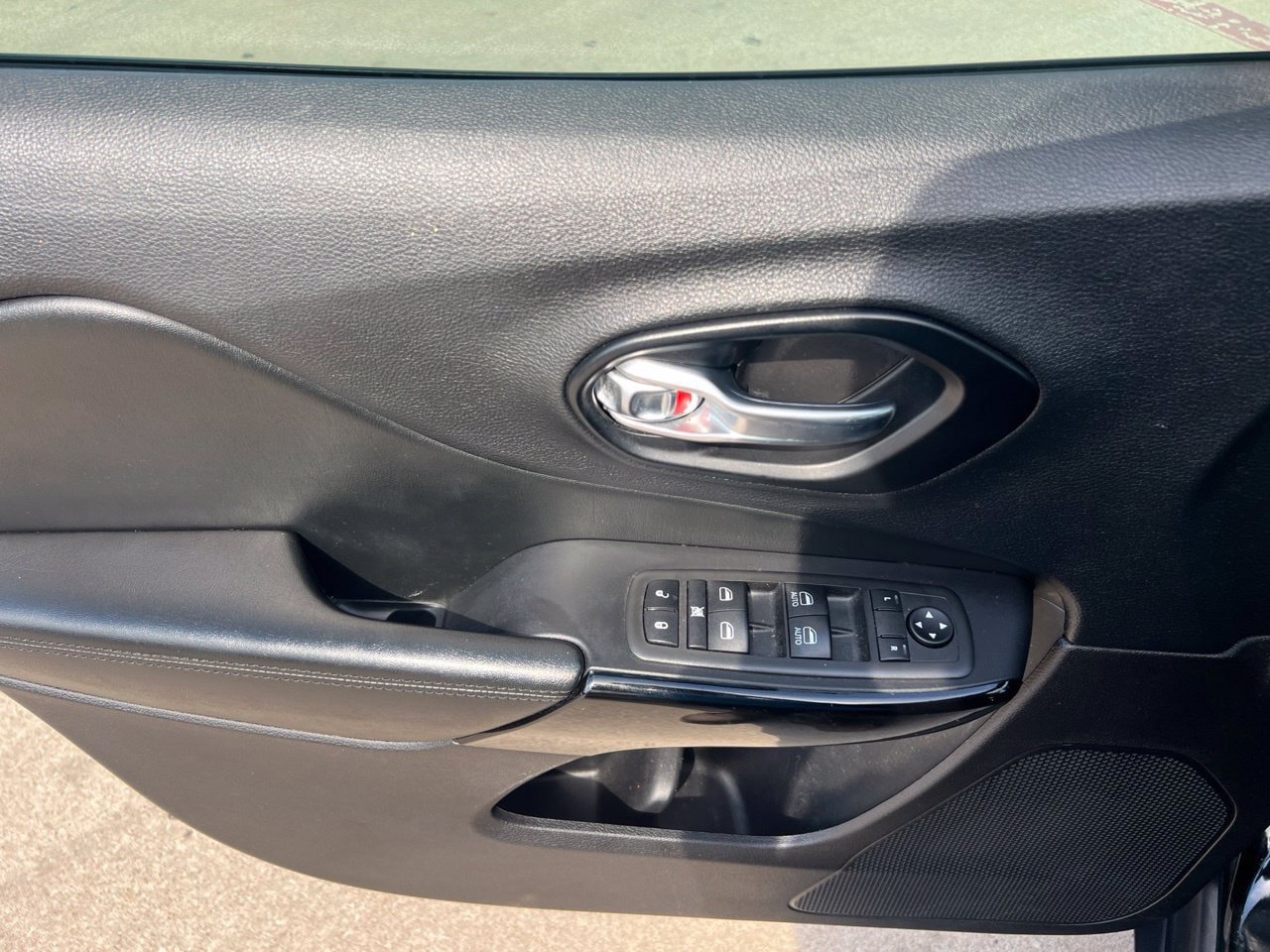 Used 2021 Jeep Cherokee Latitude Plus FWD image 14
