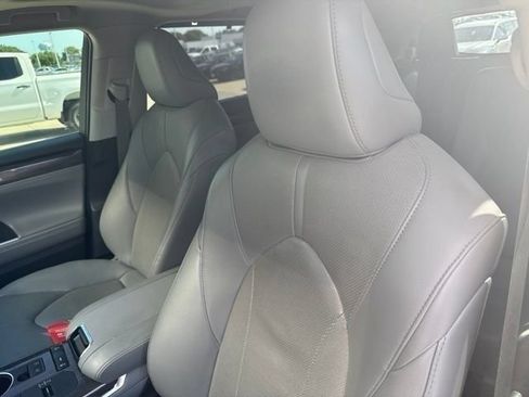 Used 2022 Toyota Highlander Limited FWD image 10
