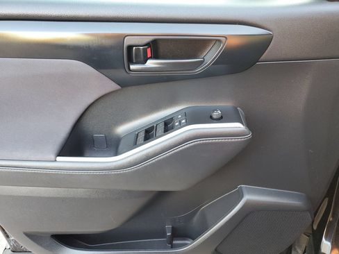 Used 2021 Toyota Highlander L FWD image 15