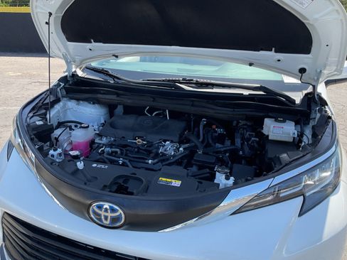 Used 2021 Toyota Sienna XLE FWD image 21