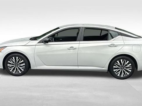 Used 2025 Nissan Altima 2.5 SV FWD image 3