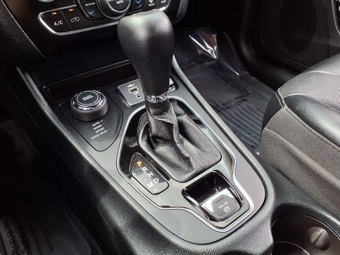 Certified 2022 Jeep Cherokee Limited w/ Mopar Interior Package AWD/4WD image 11