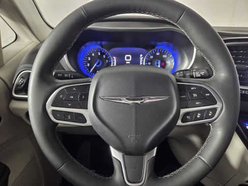Used 2023 Chrysler Pacifica Touring-L FWD image 16
