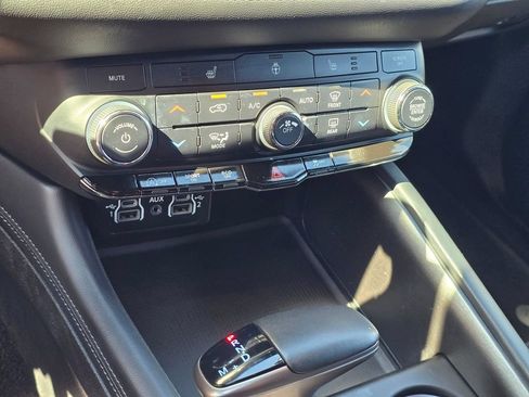 Used 2024 Dodge Durango SXT w/ 3rd Row Seating Group AWD/4WD image 24