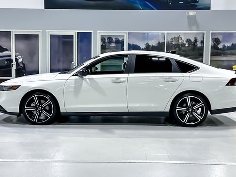Used 2025 Honda Accord Sport image 2