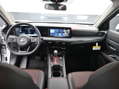 New 2025 Nissan Kicks SR image 18