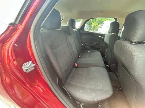 Used 2016 Ford Focus SE w/ SE Power Seat Package image 12