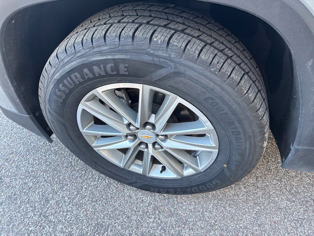 Used 2023 Chevrolet Traverse LT FWD image 12