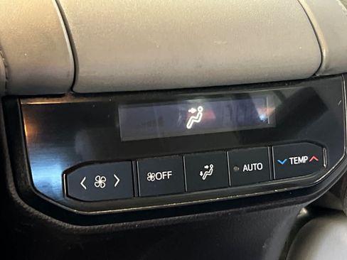 Used 2021 Toyota Highlander XLE AWD/4WD image 14