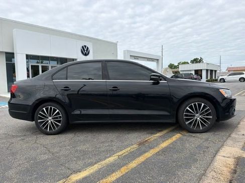 Used 2012 Volkswagen Jetta SEL FWD image 2