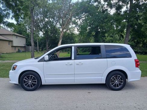 Used 2016 Dodge Grand Caravan SE FWD image 2