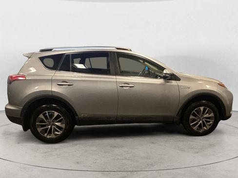 Used 2018 Toyota RAV4 LE AWD/4WD image 6