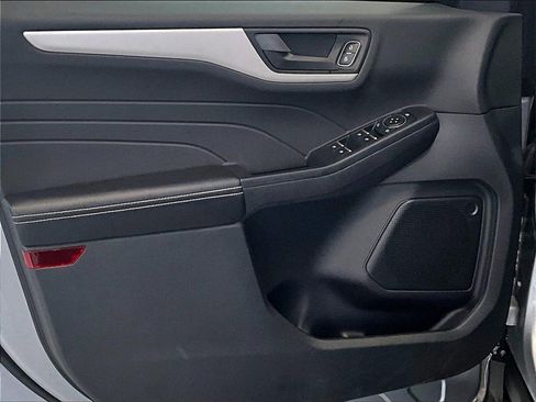 Used 2022 Ford Escape SE w/ Cold Weather Package image 9