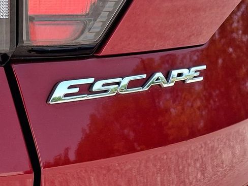 Used 2018 Ford Escape Titanium w/ Ford Safe & Smart Package AWD/4WD image 30